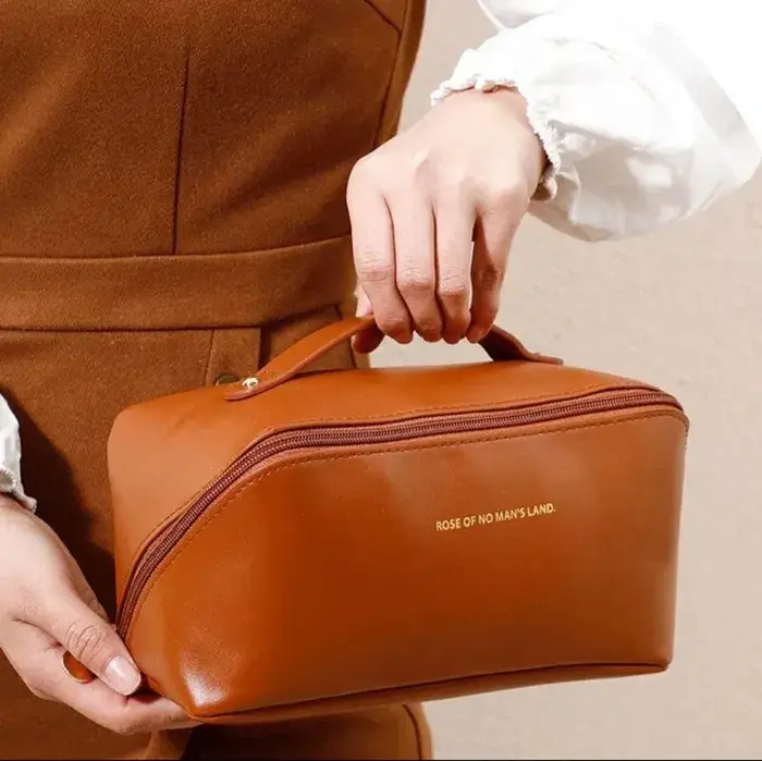 Містка косметичка з діагональною застібкою CosmyCase, коричнева