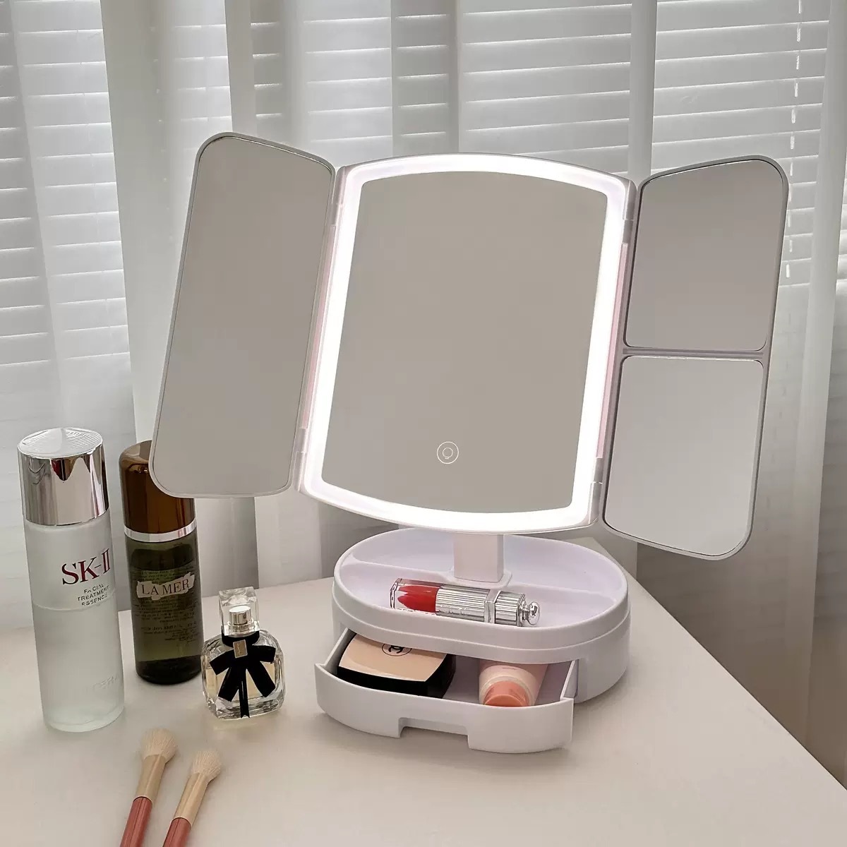 Потрійне косметичне дзеркало для макіяжу з LED підсвічуванням 609 Mirror та збільшенням складне поворотне сенсорне дзеркало �